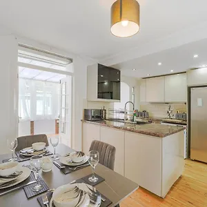 Special Offers, Sleeps 5, Hanwell, London W7, Free Parking Holiday home