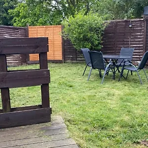 1 Bedroom Ground Floor Flat With Garden Apartment
